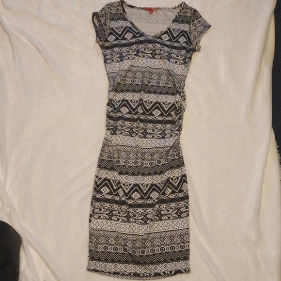BONGO Dresses & Skirts - BONGO Geometric Black and White Midi Dress